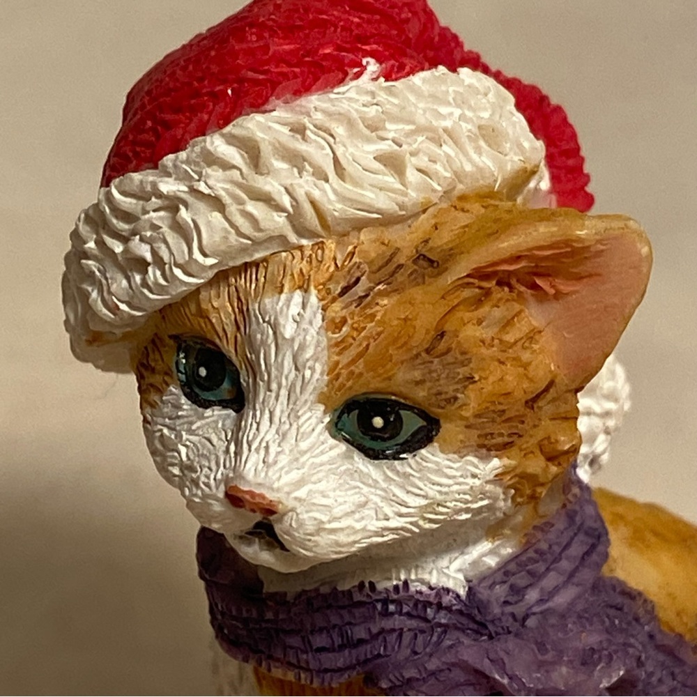 Vintage cat figurine lot Holiday Christmas Cats Santa hat 3 kitties Playing 90s - Picture 4 of 16